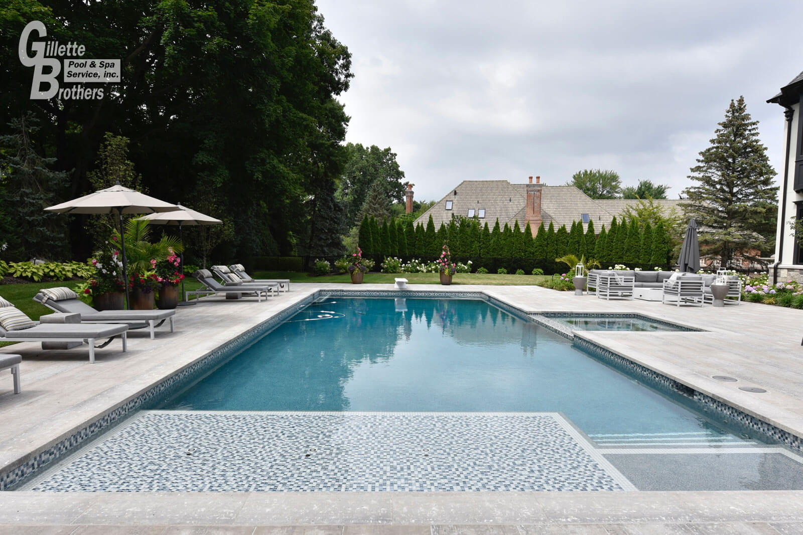 gillette-brothers-outdoor-pool-spa-sunshelf