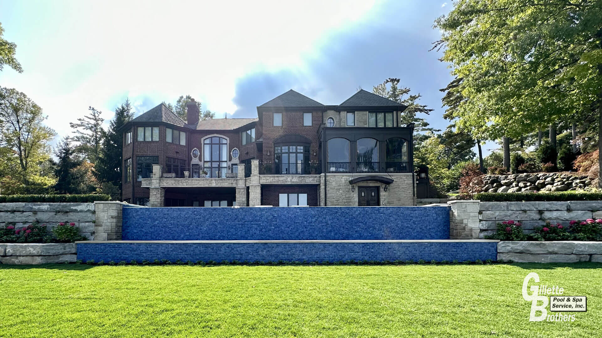 gillette-brothers-negative-edge-pool-wall